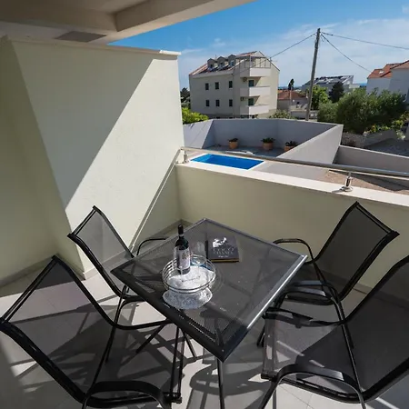 Pool And Breakfast Apartments Villa Maro Novalja Exterior photo