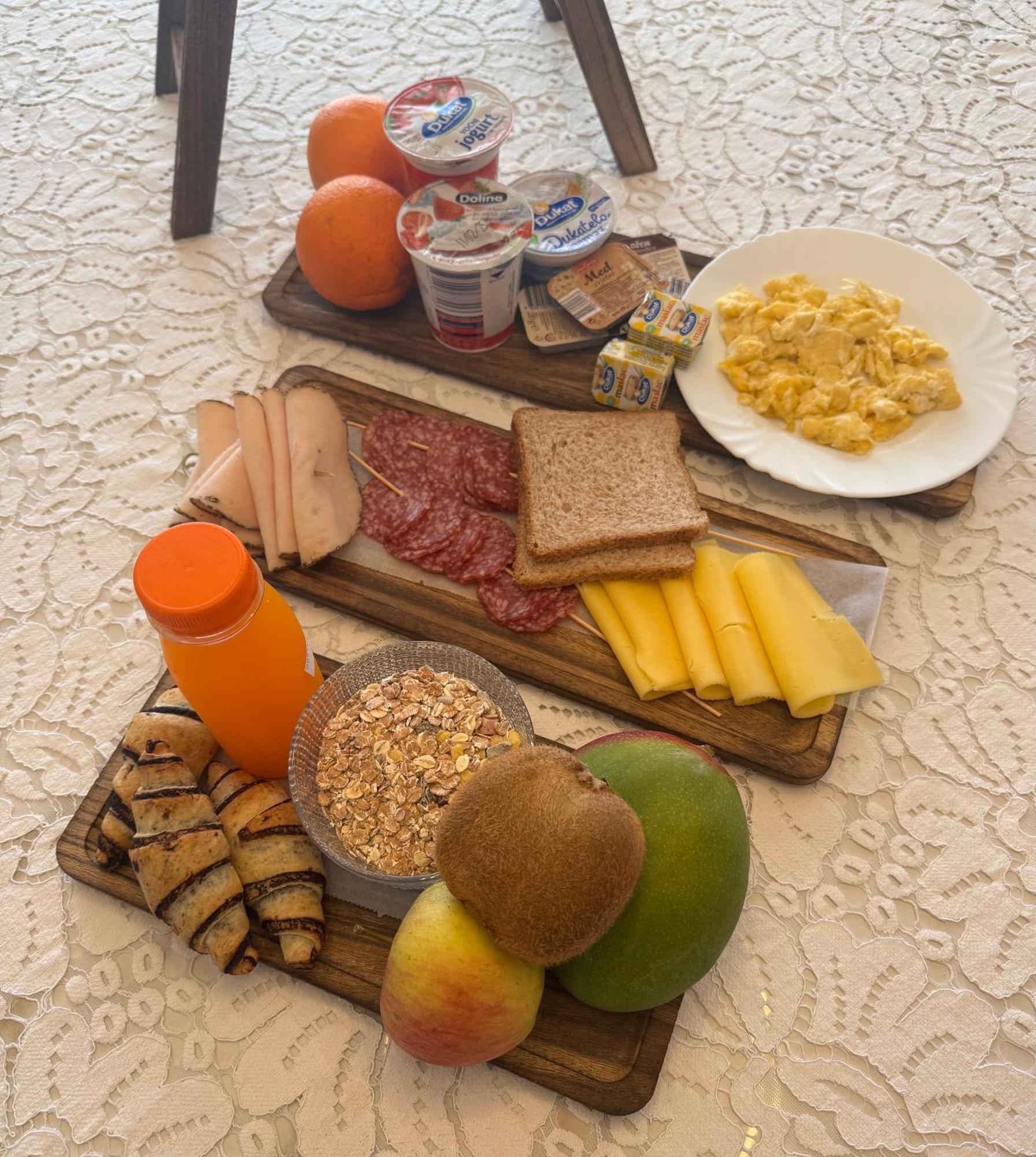 Pool And Breakfast Maro