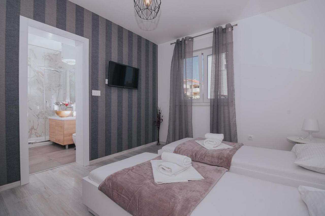 Pool And Breakfast Maro Apartment Novalja