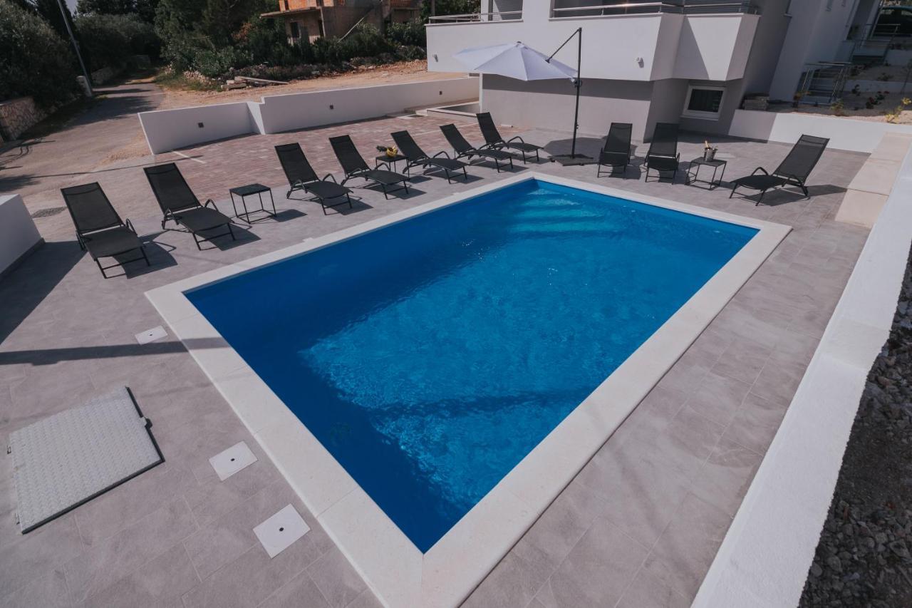 Apartment Pool And Breakfast Maro Novalja