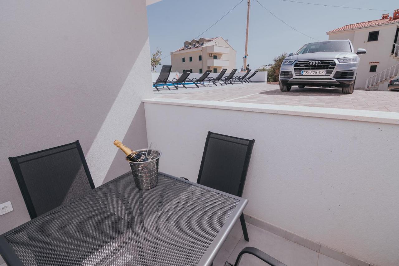 Pool And Breakfast Maro Apartment Novalja