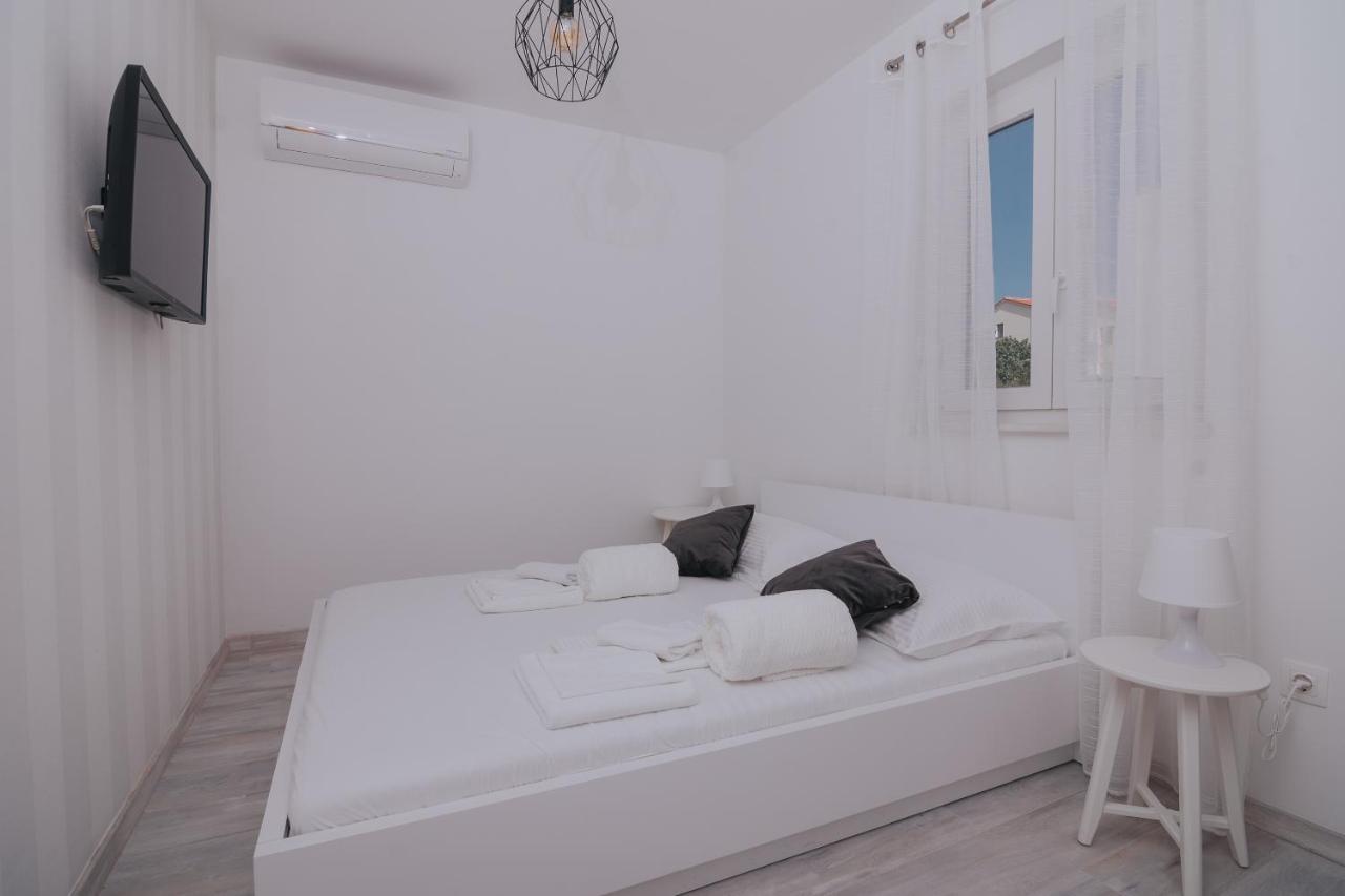 Apartament Pool And Breakfast Maro